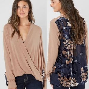 The Buckle mystree Floral Surplice Top Size  Medium